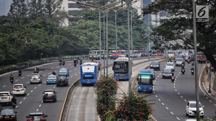 Bus gratis untuk pendukung kampanye 01 di jakarta international stadium dibakar