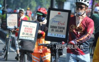 057521900-1700381005-830-556 Bus gratis untuk pendukung kampanye 01 di jakarta international stadium dibakar