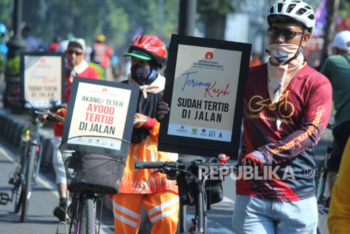 057521900-1700381005-830-556 Bus gratis untuk pendukung kampanye 01 di jakarta international stadium dibakar