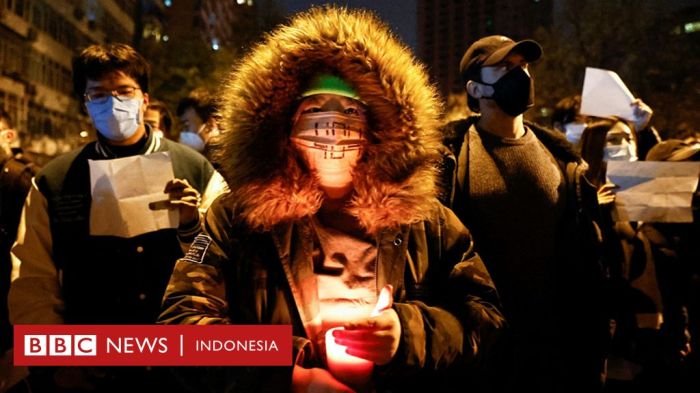 Protes China: Kertas kosong menjadi simbol demonstrasi yang jarang ... Video tka cina melakukan unjuk rasa pascabentrokan di pt gni