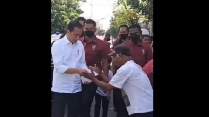 Jokowi Klarifikasi Video Viral Dugaan Dirinya Pose 2 Jari dari Dalam ... Video jokowi ditangkap langsung kenakan rompi oranye
