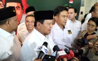 64c63f1b5ab6b-gebrakan-pbb-buat-prabowo-subianto-terharu-ketum-gerindra-saya-hanya-bisa-berdoa-kepada-allah-swt Prabowo bagikan bantuan puluhan juta rupiah untuk lansia
