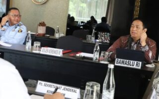 Bawaslu Ketua bawaslu tiba tiba diserang dan diteriaki oleh massa aksi