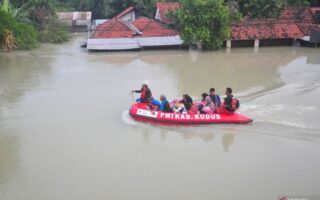 Evakuasi-Korban-Banjir-Di-Demak-170324-yn-11 Tidak ada bantuan pemerintah untuk korban banjir kabupaten demak