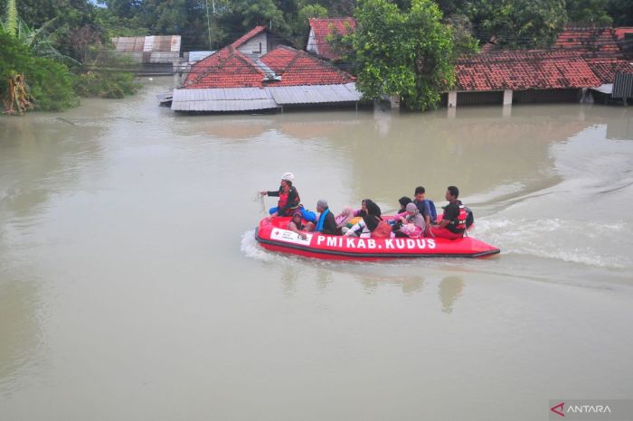 Evakuasi-Korban-Banjir-Di-Demak-170324-yn-11 Tidak ada bantuan pemerintah untuk korban banjir kabupaten demak
