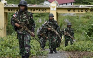 Pasukan-TNI-berpatroli-di-sepanjang-perbatasan-antara-Papua-Nugini-dan-Indonesia-di-Waris-Keerom-Provinsi-Papua-17-Maret-2016 Video pasukan bersenjata indonesia serang australia