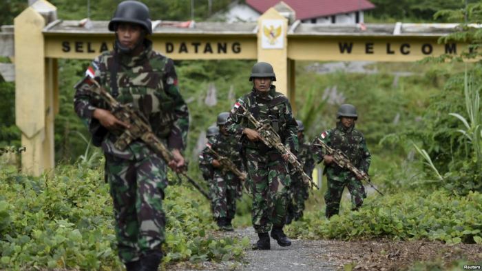 Pasukan-TNI-berpatroli-di-sepanjang-perbatasan-antara-Papua-Nugini-dan-Indonesia-di-Waris-Keerom-Provinsi-Papua-17-Maret-2016 Video pasukan bersenjata indonesia serang australia