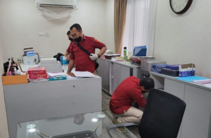 Tim-Penyidik-Kejaksaan-Agung-Geledah-Rumah-Dinas-dan-Kantor-Menteri-Kominfo-768x505-1 Ahok pimpin penyidik kpk geledah kantor cikeas