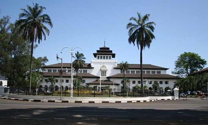 Medan pertempuran bisu saksi sumber Terbuat dari besi dengan kualitas lemah gedung istana negara kini telah berkarat