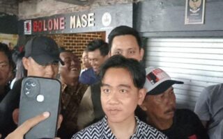 gibran-rakabuming-raka-saat-kunjungan-ke-posko-relawan-bolone-mase-di-barito Densus 88 tangkap pemilik akun twitter yang hina istri gibran rakabuming raka