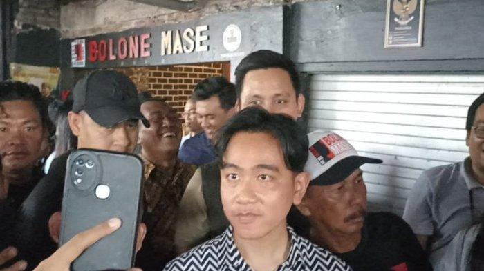 gibran-rakabuming-raka-saat-kunjungan-ke-posko-relawan-bolone-mase-di-barito Densus 88 tangkap pemilik akun twitter yang hina istri gibran rakabuming raka
