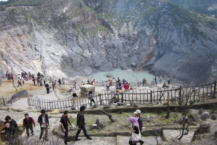 Tangkuban perahu gunung bandung wisata volcano tourbandung favorit destinasi Wisatawan lari akibat letusan gunung tangkuban perahu