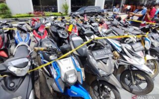 kendaraan-hasil-curian-diparkir-di-halaman-mako-polres-cibin-ebws Pesan berantai temuan 31 motor hasil curian di surabaya