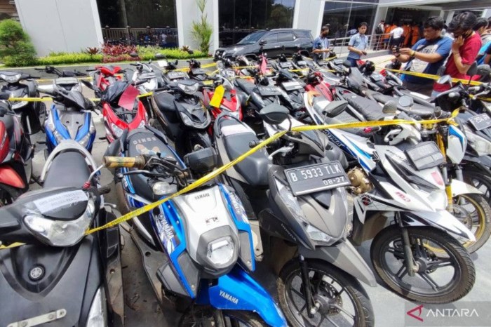 kendaraan-hasil-curian-diparkir-di-halaman-mako-polres-cibin-ebws Pesan berantai temuan 31 motor hasil curian di surabaya