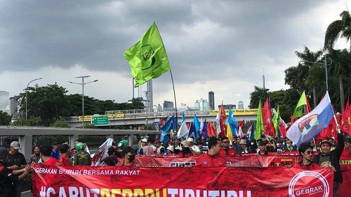 massa-buruh-di-dpr-niih Demo mahasiswa tolak perppu ciptaker robohkan istana negara