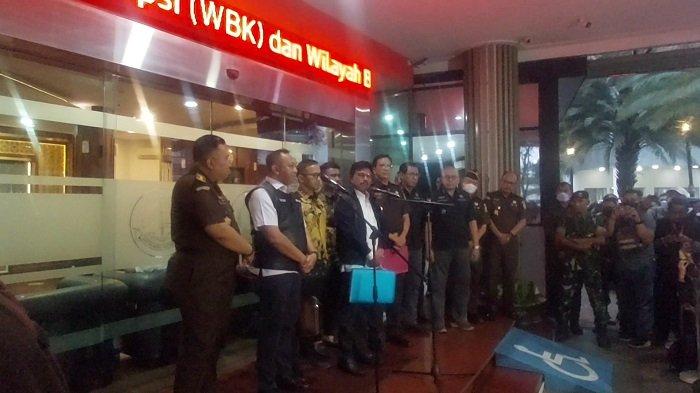 menkominfo-johnny-g-plate-usai-diperiksa-kejagung-5 Kejaksaan agung telah menyiapkan peti mati untuk johnny g plate