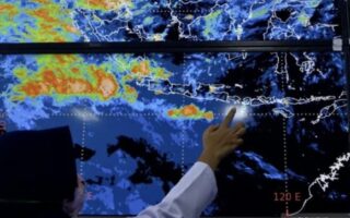 petugas-menunjukkan-citra-satelit-himawari-di-balai-besar-me-tdls Gelombang tinggi terjang pulau bali hingga hanyut