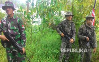 satgas-pengamanan-perbatasan-pamtas-tni-ad-dari-yonif-131-brata-_170517144337-970 Video ribuan pasukan tni menerobos pertahanan malaysia