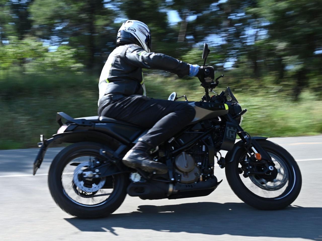 Husqvarna Svartpilen 401 ride review - 2024 Husqvarna motorbike Pajak Husqvarna Svartpilen 401 (Global, New Gen 2024)
